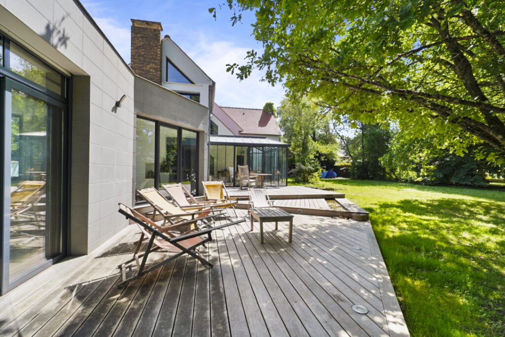Terrasse en bois d'une maison haut de gamme à Paris.