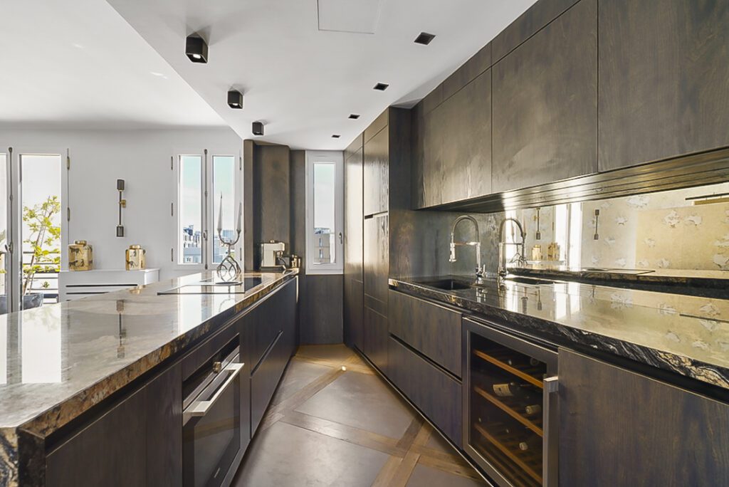 Photo d'une cuisine d'un appartement luxueux parisiens avec du marbre sur les plans de travail
