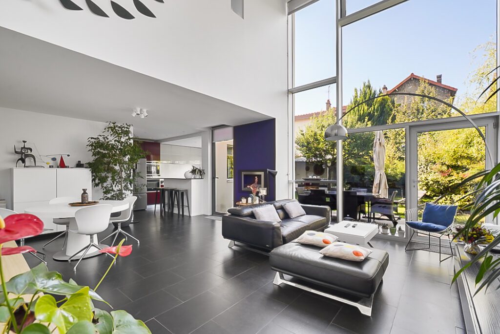 Photo d'un salon d'une maison moderne haut de gamme.