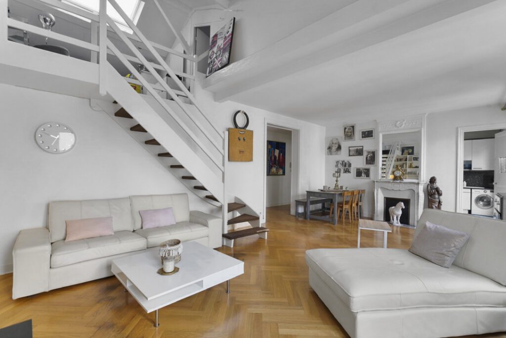 Photo d'un salon épuré lumineux et majoritairement blanc d'une maison à Bordeaux