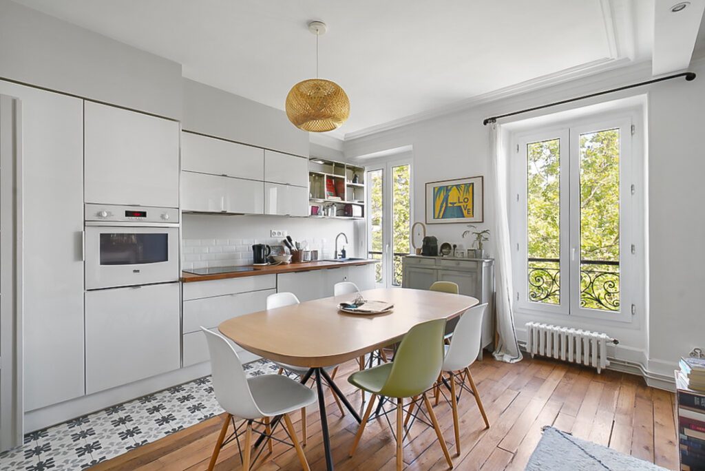 Photo d'une cuisine très lumineuse et épuré d'un appartement Parisien