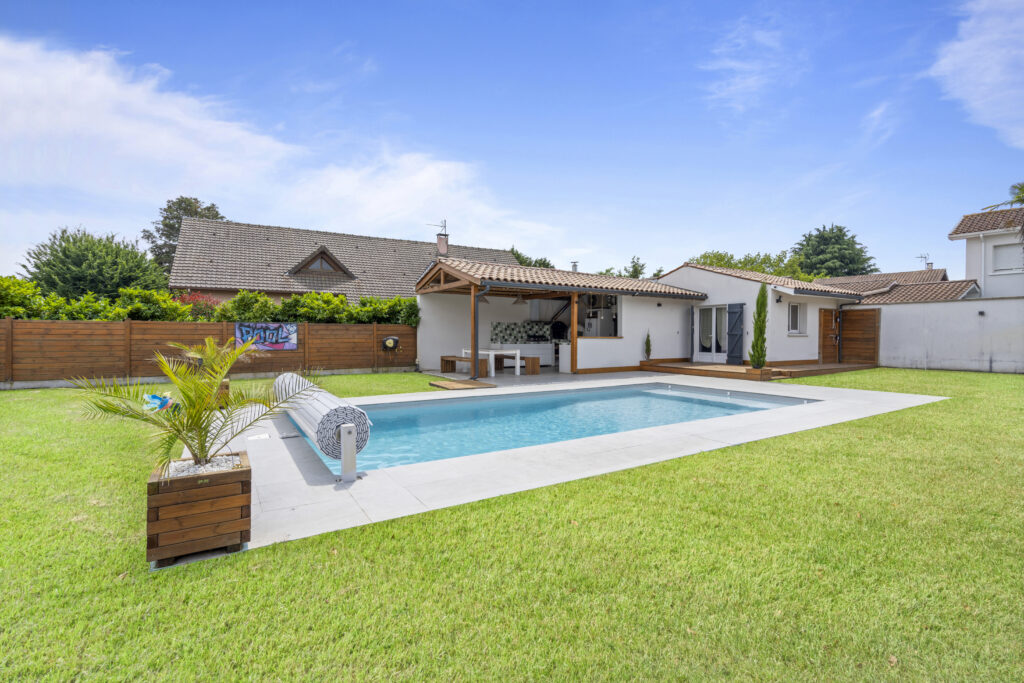 Photo après retouche d'une maison avec piscine à Bordeaux