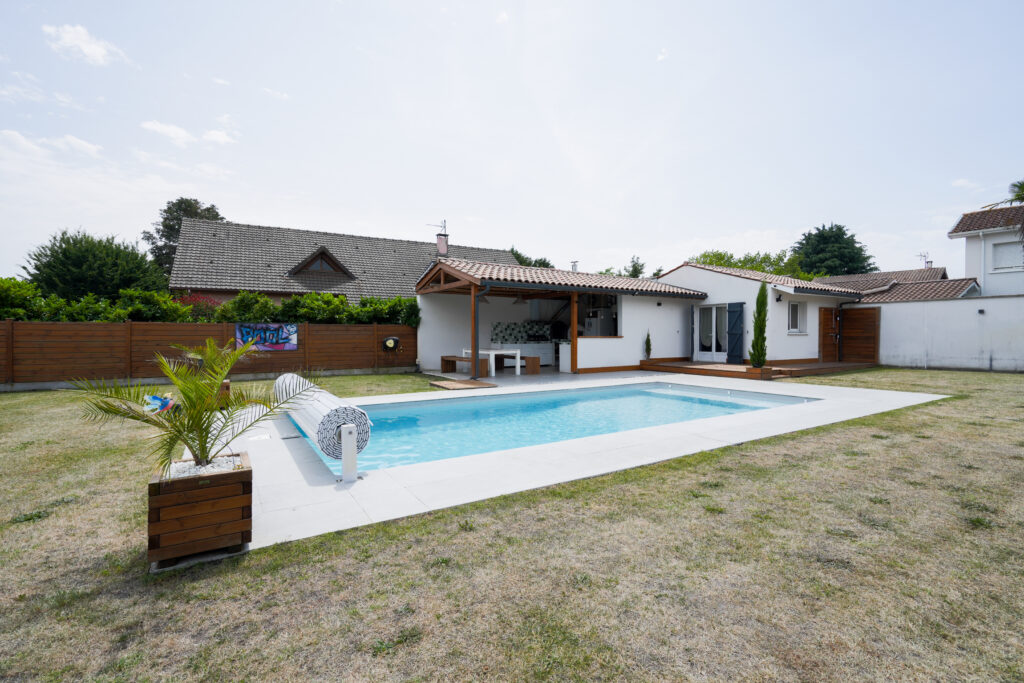 Photo avant retouche (manque de couleurs) d'une maison avec piscine à Bordeaux